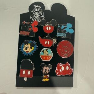 Disney Mickey Mouse Iconic Pin Collection - Set in a trading Card